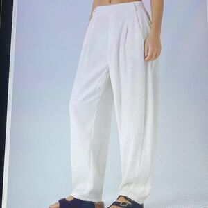 MEDIUM.    HALARA MID RISE SIDE POCKET BARREL PANTS